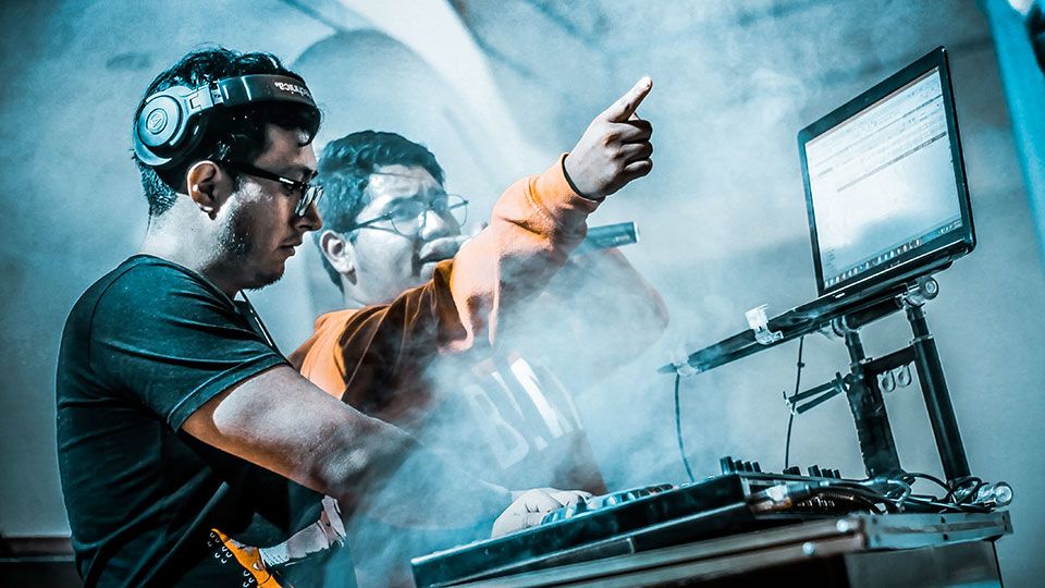 俱乐部的两位DJ
